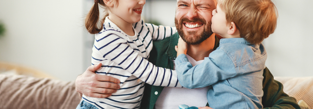 Vater mit seinen beiden Kindern am Vatertag