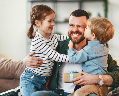 Vater mit seinen beiden Kindern am Vatertag