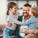 Vater mit seinen beiden Kindern am Vatertag